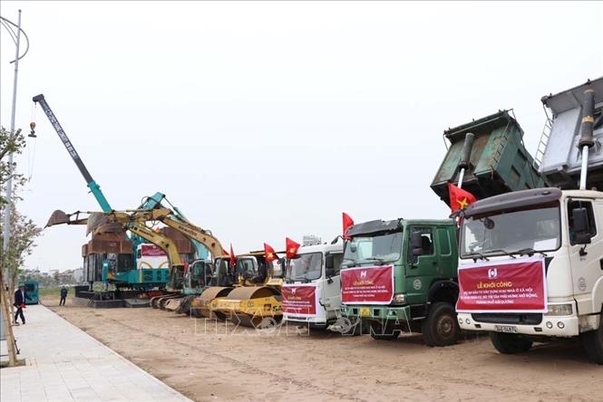 Máy móc, phương tiện, thiết bị tại công trường sẵn sàng triển khai xây dựng dự án. Ảnh: Mạnh Minh – TTXVN
