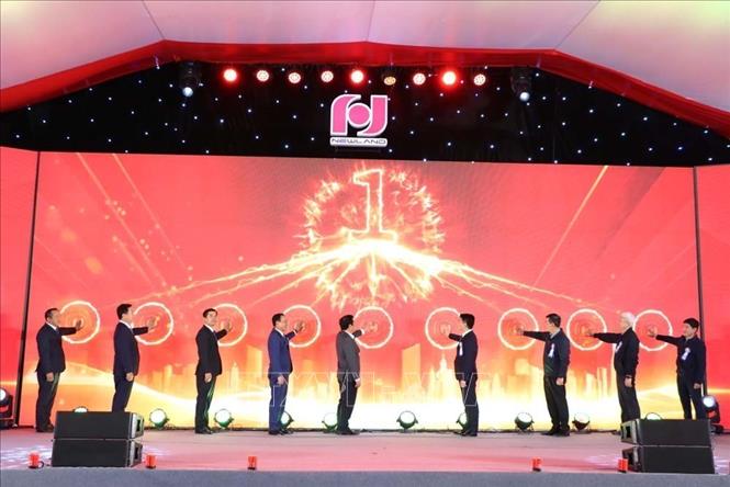 Các đại biểu thực hiện nghi thức bấm nút phát lệnh khởi công xây dựng khu nhà ở xã hội Tân Phú Hưng Central Park. Ảnh: Mạnh Minh – TTXVN