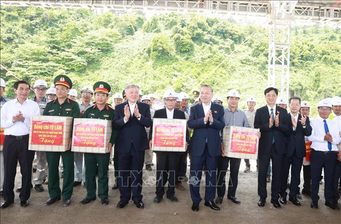 Tổng Bí thư Tô Lâm thăm tặng quà cho các đơn vị xây dựng, thi công dự án đầu tư, xây dựng Bến cảng Liên Chiểu - Phần cơ sở hạ tầng dùng chung. Ảnh: Thống Nhất – TTXVN