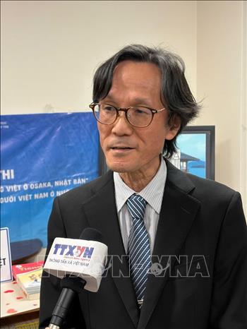 Giáo sư Shimizu  Masaaki - Trưởng Ban Giám khảo cuộc thi vẽ tranh về quê hương Việt Nam. Ảnh: Xuân Giao - PV TTXVN tại Nhật Bản