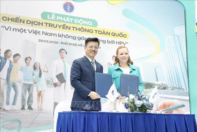 Đại diện Trung tâm Truyền thông - Giáo dục sức khỏe Trung ương (Bộ Y tế) và Công ty MSD Việt Nam ký kết hợp tác triển khai chiến dịch truyền thông “Vì một Việt Nam không gánh nặng bởi HPV”. Ảnh: TTXVN phát
