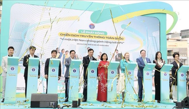 Đại biểu thực hiện nghi thức phát động chiến dịch truyền thông toàn quốc 