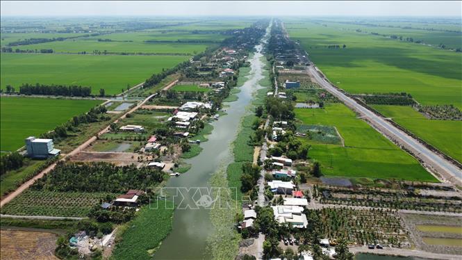 Phuoc Xuyen canal is on the border between Dong Thap and Long An provinces. VNA Photo: Nhựt An