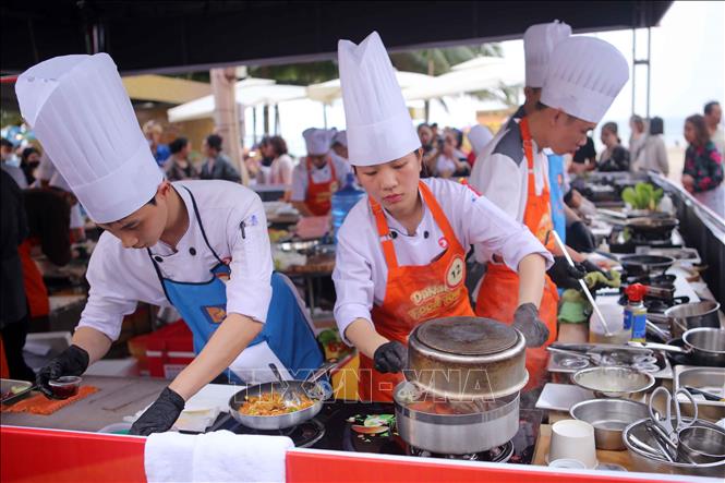 Các đầu bếp tranh tài tại cuộc thi. Ảnh: Trần Lê Lâm – TTXVN 
