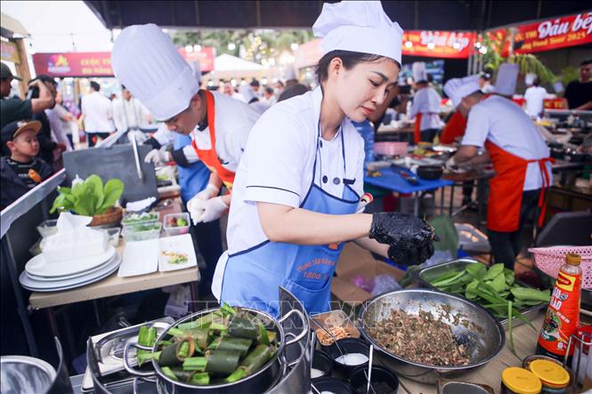 Các nữ đầu bếp tranh tài tại cuộc thi. Ảnh: Trần Lê Lâm – TTXVN 