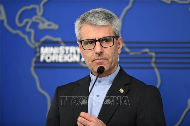 Người phát ngôn Bộ Ngoại giao Iran Esmaeil Baghaei phát biểu tại cuộc họp báo ở Tehran. Ảnh: THX/TTXVN