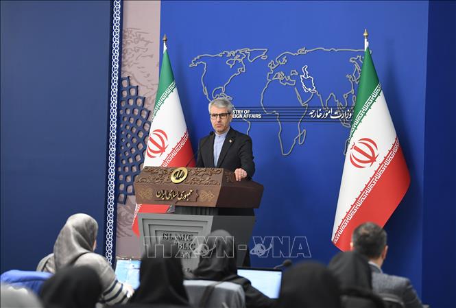 Người phát ngôn Bộ Ngoại giao Iran Esmaeil Baghaei phát biểu tại cuộc họp báo ở Tehran. Ảnh: THX/TTXVN