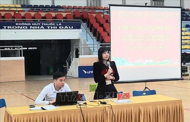 Tổng số tiền thu về sau phiên đấu giá đất ngày 29/3 tại huyện Sóc Sơn ước gần 289 tỷ đồng, tăng gần 250 tỷ đồng so với tổng giá khởi điểm. Ảnh: TTXVN phát
