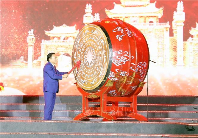 Vice Chairman of Phu Tho Provincial People's Committee Nguyen Huy Ngoc, Head of the Organizing Board of the Hung Kings’ Commemoration Day Festival and the Culture and Tourism Week of Ancestral Land for the Year of the Snake beats the drum to kick off the festival. VNA Photo: Tạ Toàn