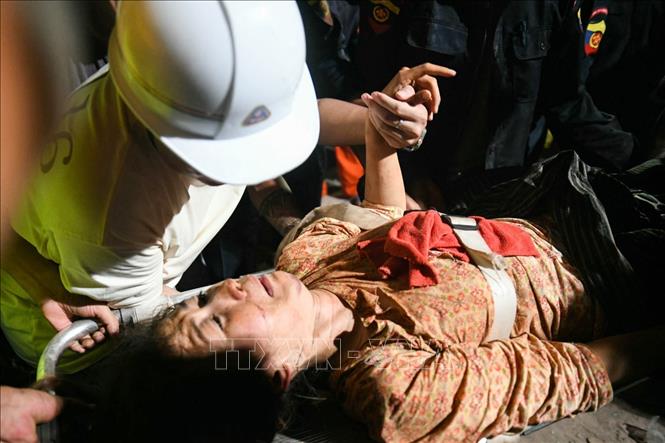 Cô Phyu Lay Khaing, 30 tuổi, gặp lại chồng sau khi được các nhân viên cứu hộ đưa ra khỏi đống đổ nát của toà chung cư Sky Villa bị sập trong trận động đất ở Mandalay, Myanmar, ngày 29/3/2025. Ảnh: The Sun/TTXVN