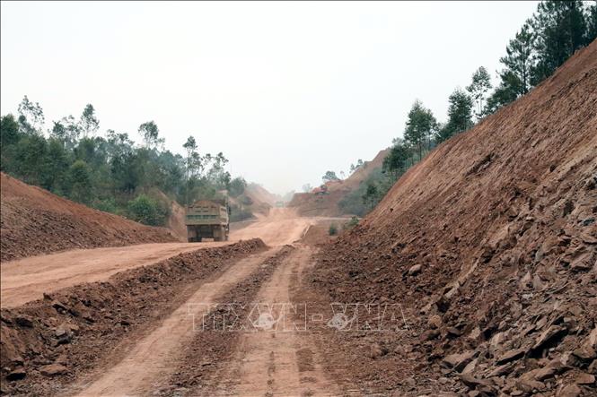 Trong ảnh: Một số đoạn mở mới trên Quốc lộ 4B (đoạn qua xã Tú Đoạn, huyện Lộc Bình, tỉnh Lạng Sơn) đã dần thành hình. Ảnh: Văn Đạt - TTXVN