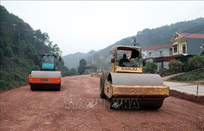 Trong ảnh: Quốc lộ 4B đoạn qua huyện Đình Lập, tỉnh Lạng Sơn đang được nâng cấp, mở rộng để đáp ứng yêu cầu phát triển, lưu thông đi lại. Ảnh: Văn Đạt - TTXVN