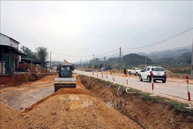 Trong ảnh: Nhà thầu tập trung thi công mở rộng Quốc lộ 4B qua địa bàn huyện Lộc Bình, tỉnh Lạng Sơn. Ảnh: Văn Đạt - TTXVN