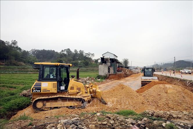 Trong ảnh: Nhà thầu tập trung thi công mở rộng Quốc lộ 4B qua địa bàn huyện Lộc Bình, tỉnh Lạng Sơn. Ảnh: Văn Đạt - TTXVN