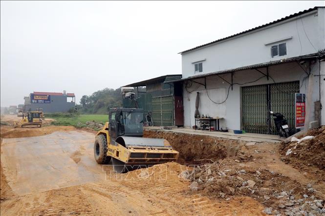 Trong ảnh: Hơn 1.800 hộ dân hai huyện Lộc Bình và Đình Lập, tỉnh Lạng Sơn bị ảnh hưởng của dự án đã đồng ý nhường đất để mở rộng Quốc lộ 4B. Ảnh: Văn Đạt - TTXVN