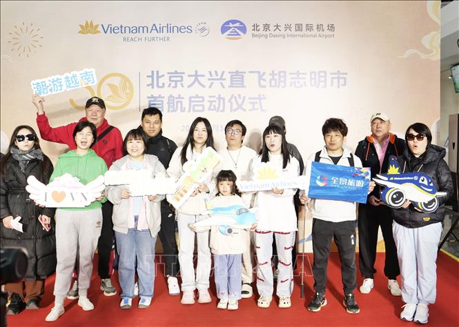 Hành khách Trung Quốc vui mừng vì được đi trên chuyến bay đầu tiên kết nối Bắc Kinh và Thành phố Hồ Chí Minh. Ảnh: Công Tuyên-PV TTXVN tại Trung Quốc