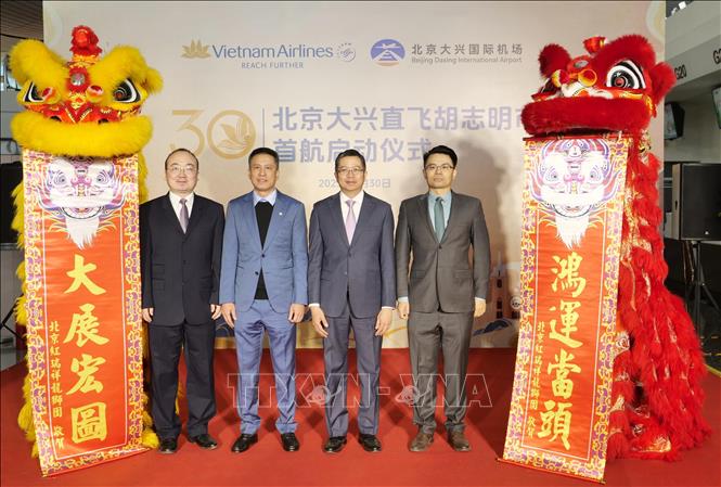 Đại sứ Việt Nam tại Trung Quốc Phạm Thanh Bình (thứ 2 bên phải qua) tham dự Lễ khai trương đường bay thẳng Bắc Kinh đến Thành phố Hồ Chí Minh. Ảnh: Công Tuyên-PV TTXVN tại Trung Quốc