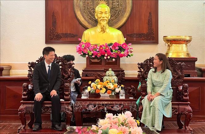 Phó Chủ tịch UBND thành phố Cần Thơ Nguyễn Thị Ngọc Điệp tiếp ông Bành Thông Ân, Phó Thị trưởng thành phố Sán Đầu (Quảng Đông, Trung Quốc). Ảnh: Ánh Tuyết - TTXVN