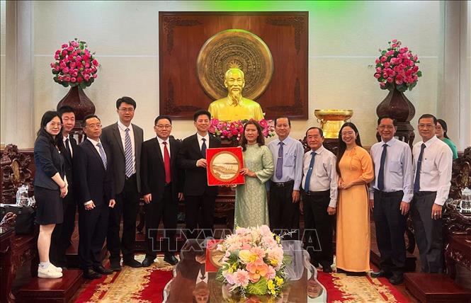 Hai bên chụp ảnh lưu niệm. Ảnh: Ánh Tuyết - TTXVN