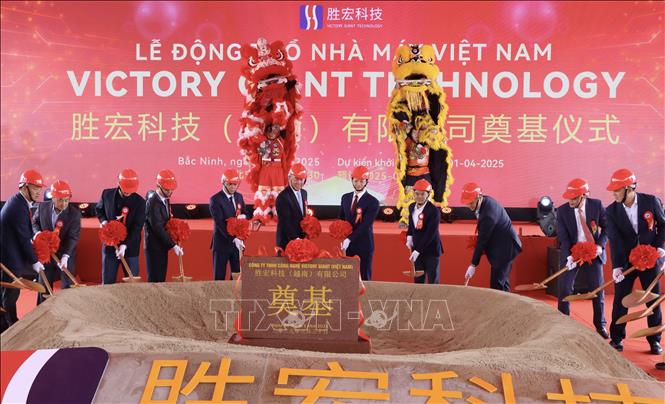Các đại biểu thực hiện nghi thức động thổ Dự án Nhà máy Victory Giant Technology Việt Nam. Ảnh: Đỗ Huyền - TTXVN