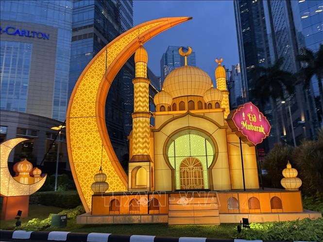 Đường phố Jakarta được trang trí biểu tượng Hồi giáo trong suốt tháng Ramadan. Ảnh: Đỗ Quyên - P/v TTXVN tại Indonesia