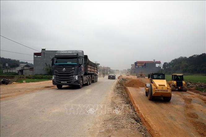 Nhà thầu tập trung thi công mở rộng Quốc lộ 4B qua địa bàn huyện Lộc Bình, tỉnh Lạng Sơn. Ảnh: Văn Đạt - TTXVN