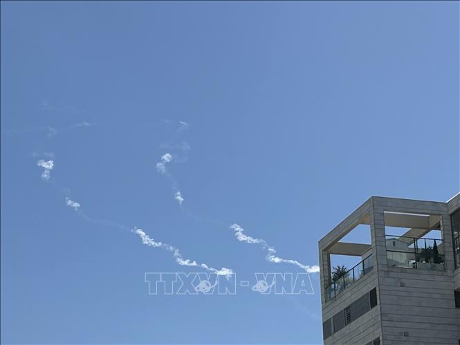 Vệt khói trên bầu trời thành phố Modiin, Israel sau khi hệ thống phòng không nước này đánh chặn tên lửa từ Yemen, ngày 27/3/2025. Ảnh: THX/TTXVN