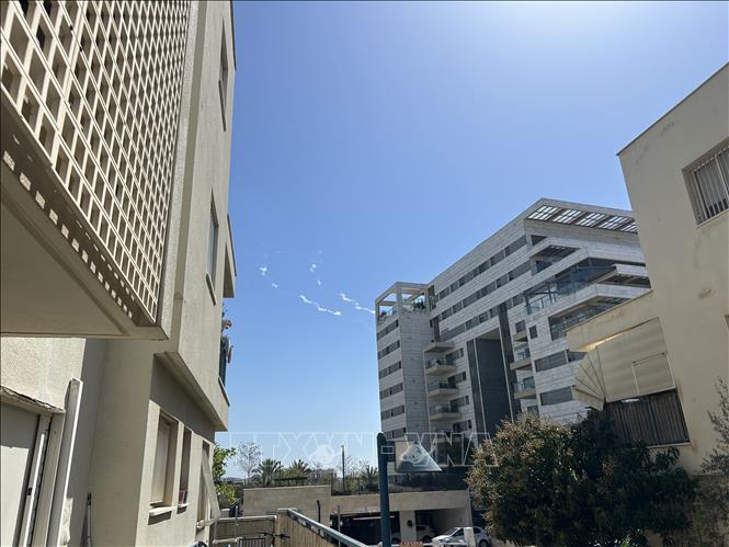 Vệt khói trên bầu trời thành phố Modiin, Israel sau khi hệ thống phòng không nước này đánh chặn tên lửa từ Yemen, ngày 27/3/2025. Ảnh: THX/TTXVN