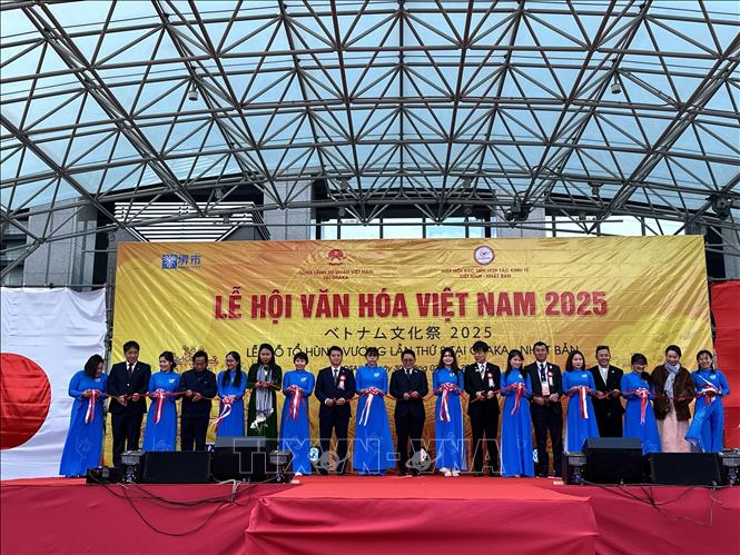 Đại biểu cắt băng khai mạc Lễ hội Văn hóa Việt Nam 2025 tại Osaka. Ảnh: Nguyễn Tuyến – Pv TTXVN tại Nhật Bản