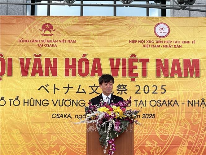 Đại diện thành phố Sakai, Cục trưởng Cục Văn hóa và Du lịch Thành phố Sakai, ông Yamasaki Hisaki, phát biểu tại Lễ hội Văn hóa Việt Nam 2025 tại Osaka./. Ảnh: Xuân Giao – Pv TTXVN tại Nhật Bản