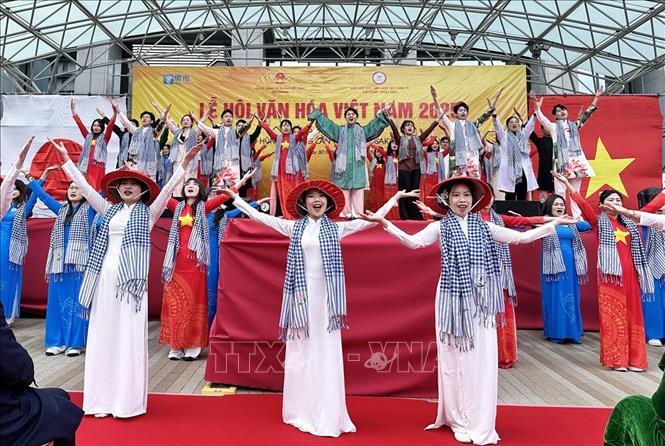 Màn trình diễn 100 bộ áo dài với khăn rằn tại tại Lễ hội Văn hóa Việt Nam 2025 tại Osaka./. Ảnh: Nguyễn Tuyến – Pv TTXVN tại Nhật Bản