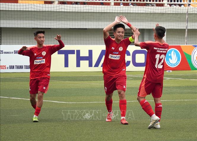 Các cầu thủ Trường Đại học Văn hóa, thể thao, du lịch Thanh Hóa ăn mừng ghi được bàn thắng. Ảnh: Trung Tuyến – TTXVN