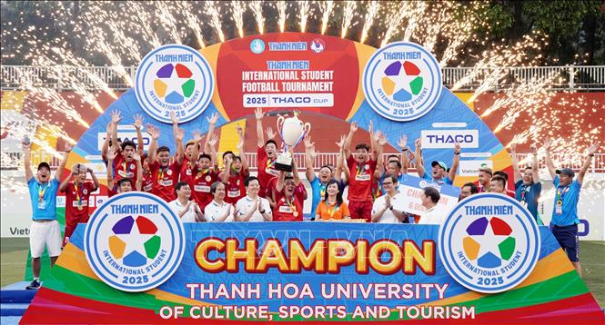 Trường Đại học Văn hóa, thể thao, du lịch Thanh Hóa với chiếc cúp vô địch. Ảnh: Trung Tuyến – TTXVN