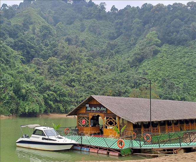Khu vực nhà hàng để du khách có thể thức thức ẩm thực đặc trung bò vàng Hà Giang. Ảnh: Đức Thọ - TTXVN