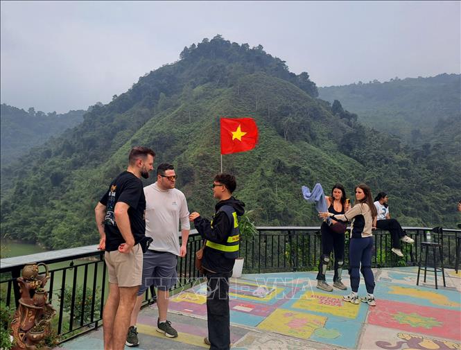 Du khách dừng chân và trải nghiệm không gian thơ mộng trong chặng đường du lịch Hà Giang đến Cao nguyên đá Đồng Văn. Ảnh: Đức Thọ - TTXVN