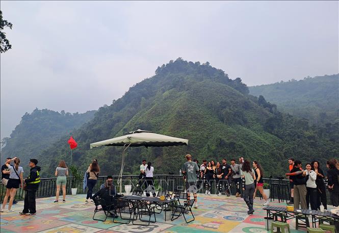 Du khách dừng chân và trải nghiệm không gian thơ mộng trong chặng đường du lịch Hà Giang đến Cao nguyên đá Đồng Văn. Ảnh: Đức Thọ - TTXVN