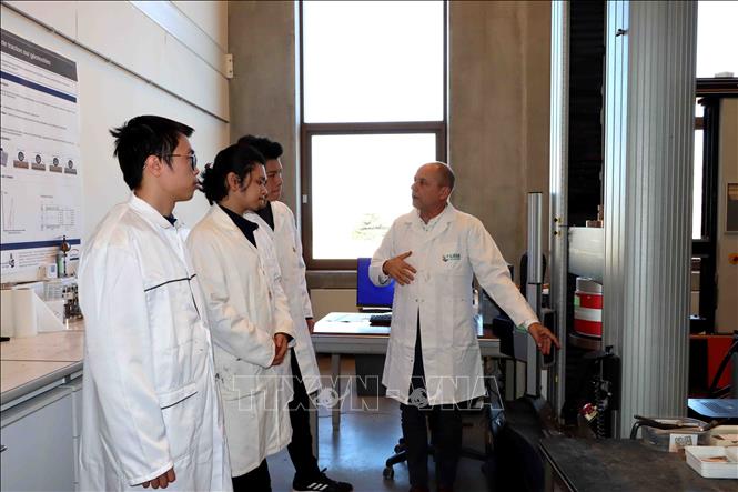 Giáo sư Luc Courard, chuyên gia hàng đầu về vật liệu xây dựng phi kim loại, hướng dẫn nhóm thực tập sinh đến từ Đại học Xây dựng Hà Nội. Ảnh: Hương Giang - PV TTXVN tại Bỉ