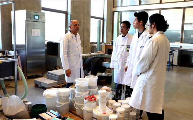 Giáo sư Luc Courard, chuyên gia hàng đầu về vật liệu xây dựng phi kim loại, hướng dẫn nhóm thực tập sinh đến từ Đại học Xây dựng Hà Nội. Ảnh: Hương Giang - PV TTXVN tại Bỉ