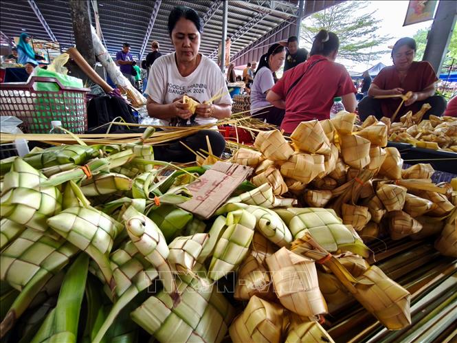 Một thương nhân đang tết bánh 