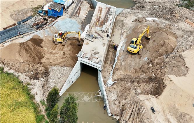 Thi công cống hộp thuộc cao tốc Cần Thơ - Cà Mau đoạn qua tỉnh Hậu Giang. Ảnh: Hồng Đạt - TTXVN
