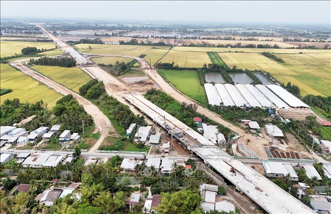 Dự án thành phần đoạn Cần Thơ - Hậu Giang (cao tốc Cần Thơ - Cà Mau) dài trên 37 km có kinh phí trên 10.000 tỷ đồng hiện tiến độ đạt 68,14%, dự kiến thông xe trước 31/12/2025. Ảnh: Hồng Đạt - TTXVN

