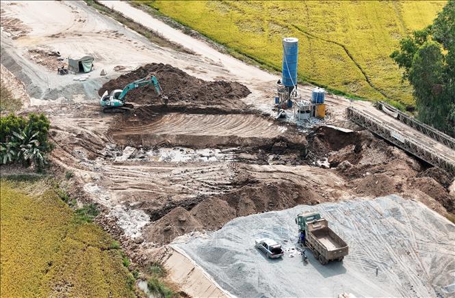 Dự án thành phần đoạn Cần Thơ - Hậu Giang dài trên 37 km đạt tiến độ 68,14% thời điểm cuối tháng 3/2025. Ảnh: Hồng Đạt - TTXVN
