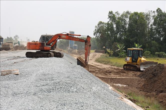 Công trường thi công cao tốc Cần Thơ - Cà Mau đoạn qua xã Bình Thành, huyện Phụng Hiệp, tỉnh Hậu Giang.  Ảnh: Hồng Đạt - TTXVN
