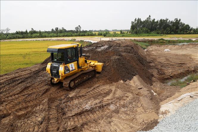 Đường dẫn lên cao tốc Cần Thơ - Cà Mau hạng mục quan trọng đang được triển khai khẩn trương. Ảnh: Hồng Đạt - TTXVN
