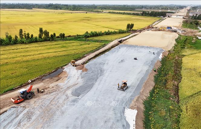 Hiện nay, các hạng mục quan trọng của dự án thành phần đoạn Cần Thơ - Hậu Giang như đường dẫn, cầu vượt và cấp phối đá dăm tuyến chính đang được triển khai khẩn trương. Ảnh: Hồng Đạt - TTXVN
