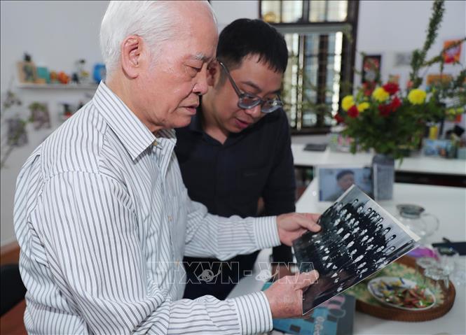 Đại tá phi công Hoàng Biểu giới thiệu những hình ảnh, kỷ vật trong thời gian học lớp đào tạo phi công lái máy bay MiG21 tại Liên Xô. Ảnh: Trọng Đức - TTXVN