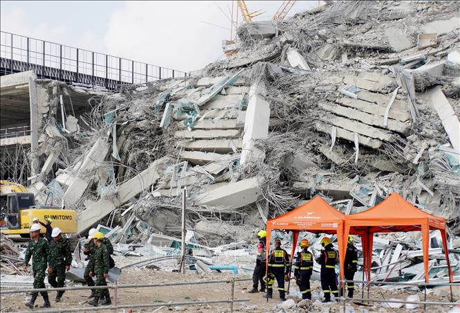 Tòa nhà bị sập tại thủ đô Bangkok, Thái Lan, do ảnh hưởng của trận động đất ở Myanmar ngày 28/3/2025. Ảnh: Kyodo/TTXVN