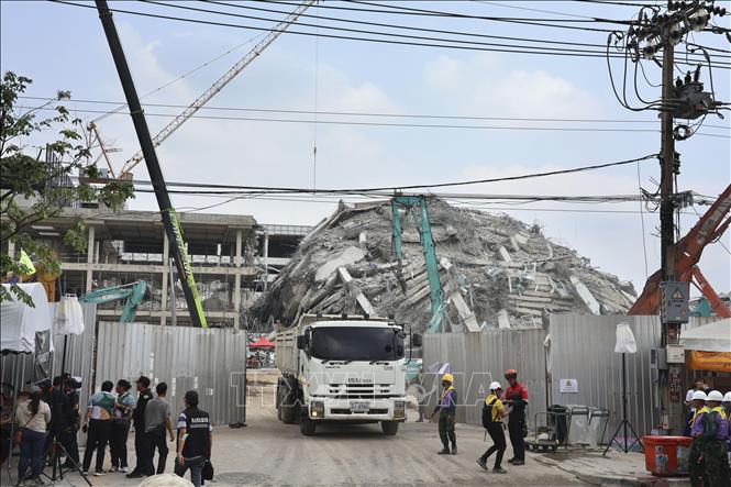 Tòa nhà bị sập tại thủ đô Bangkok, Thái Lan, do ảnh hưởng của trận động đất ở Myanmar ngày 30/3/2025. Ảnh: Kyodo/TTXVN