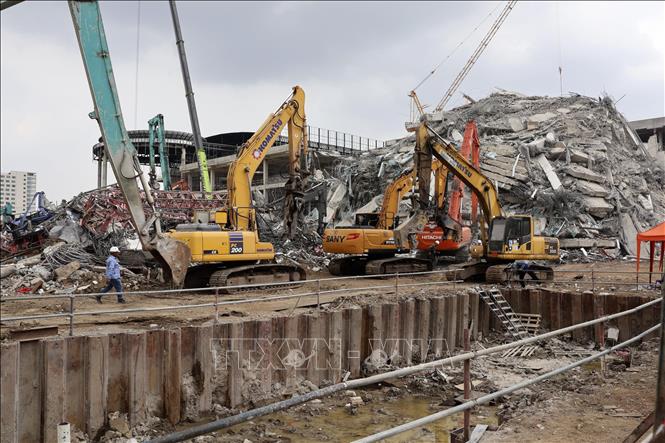 Tòa nhà bị sập tại thủ đô Bangkok, Thái Lan, do ảnh hưởng của trận động đất ở Myanmar ngày 30/3/2025. Ảnh: Kyodo/TTXVN