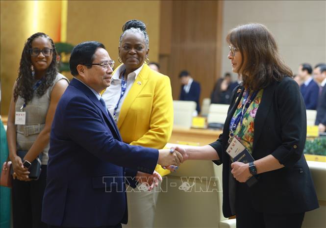 Thủ tướng Phạm Minh Chính với lãnh đạo các trường đại học của Hoa Kỳ sang Việt Nam tham dự Chương trình Hợp tác Học thuật Quốc tế (IAPP). Ảnh: Dương Giang-TTXVN
